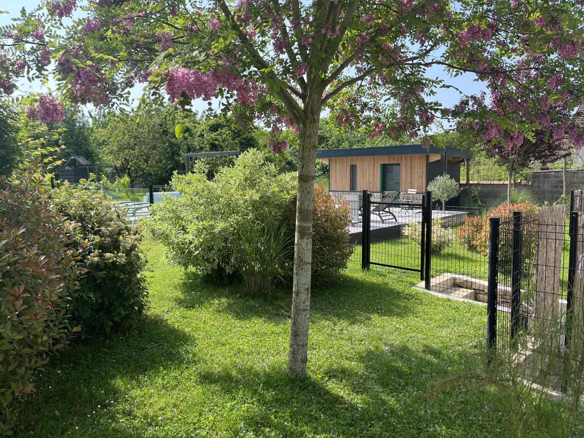 Appart-Hotel N 4 Calme Avec Terrasse, Wi-Fi Haut Debit, Petit-Dejeuner, Room-Service Et Parking Prive Chouzelot ภายนอก รูปภาพ